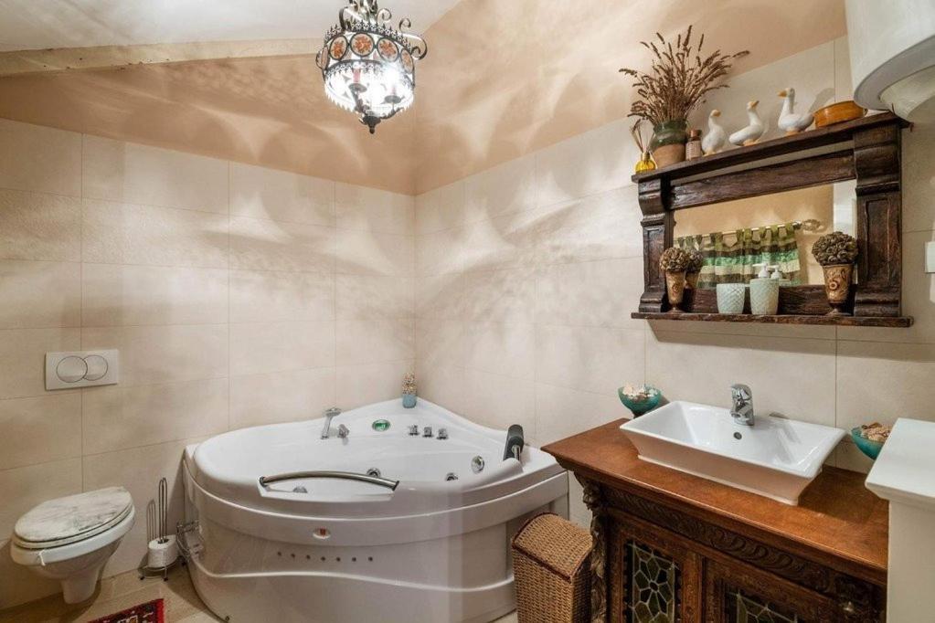 Villa Kazun With Private Pool And Two Gardens Marčana Екстериор снимка